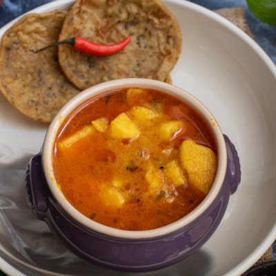 This Aloo Tamatar ki subzi recipe is such a comforting dish to enjoy with rice, roti or pooris.
