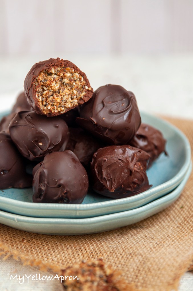 This No-Bake Energy Bites recipe is made with chunky peanut butter, flaxseed, chia seed and sesame seeds!
