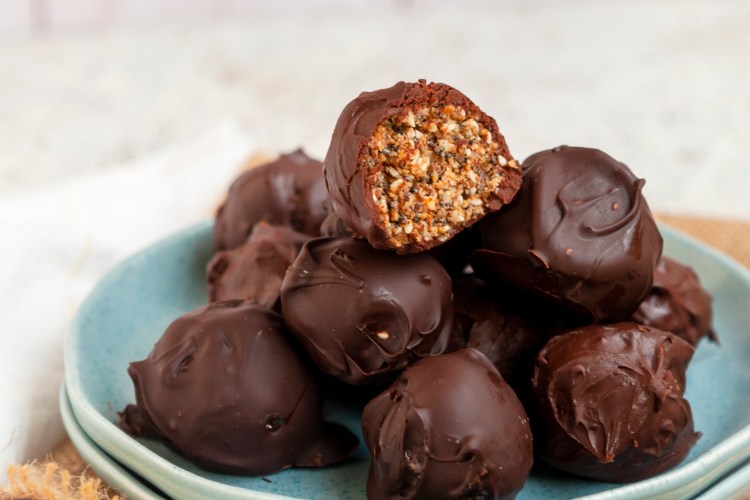 This dark chocolate-dipped no-cook, no-bake energy bites are made with flax meal, chia seed, peanut butter, sesame seeds, and rolled oats. If you looking for a healthy snack that doubles as a dessert as well as a pre or post-workout treat, then you will love this recipe.